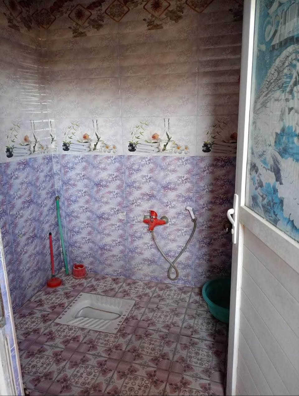 السلام عليكم بيت للايجار في النجيبية خلف دائرة الكهرباء 
يحتوي البيت على حديقة بمساحة كبيرة وحديقة خلفية 
حمام خارجي 
ديوان خارجي ٤*٥ 
صالة 
مطبخ 
غرفتين 
رقم الهاتف *********** 
اجار البيت ٢٥٠ بالشهر وبي مجال قليل البصرة, العراق
