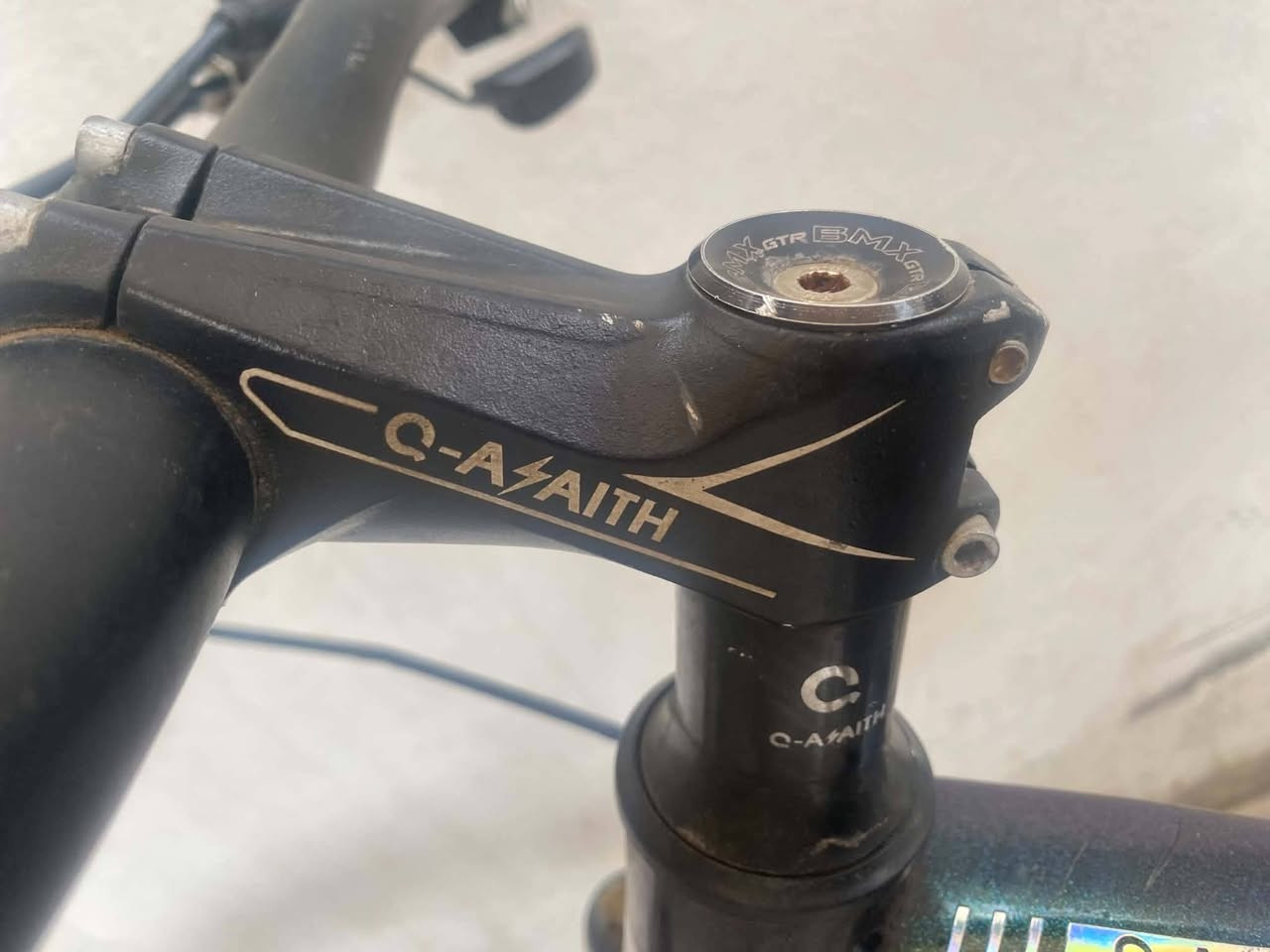 السلام عليكم عندي بايسكل BMX gtr جبلي لون مميز زيتوني ميتاليك سعر الصبغ بسعر البايسكل دبلات امامي يشتغل والخلفي همين 2 دبلات يعني والويل اثنينهم فولاذ المنيوم والبريكات  دسكات شلون السياره سعر البايسكل 69 ألف مكاني بابل ويجي وياه كشن اصلي هديه
