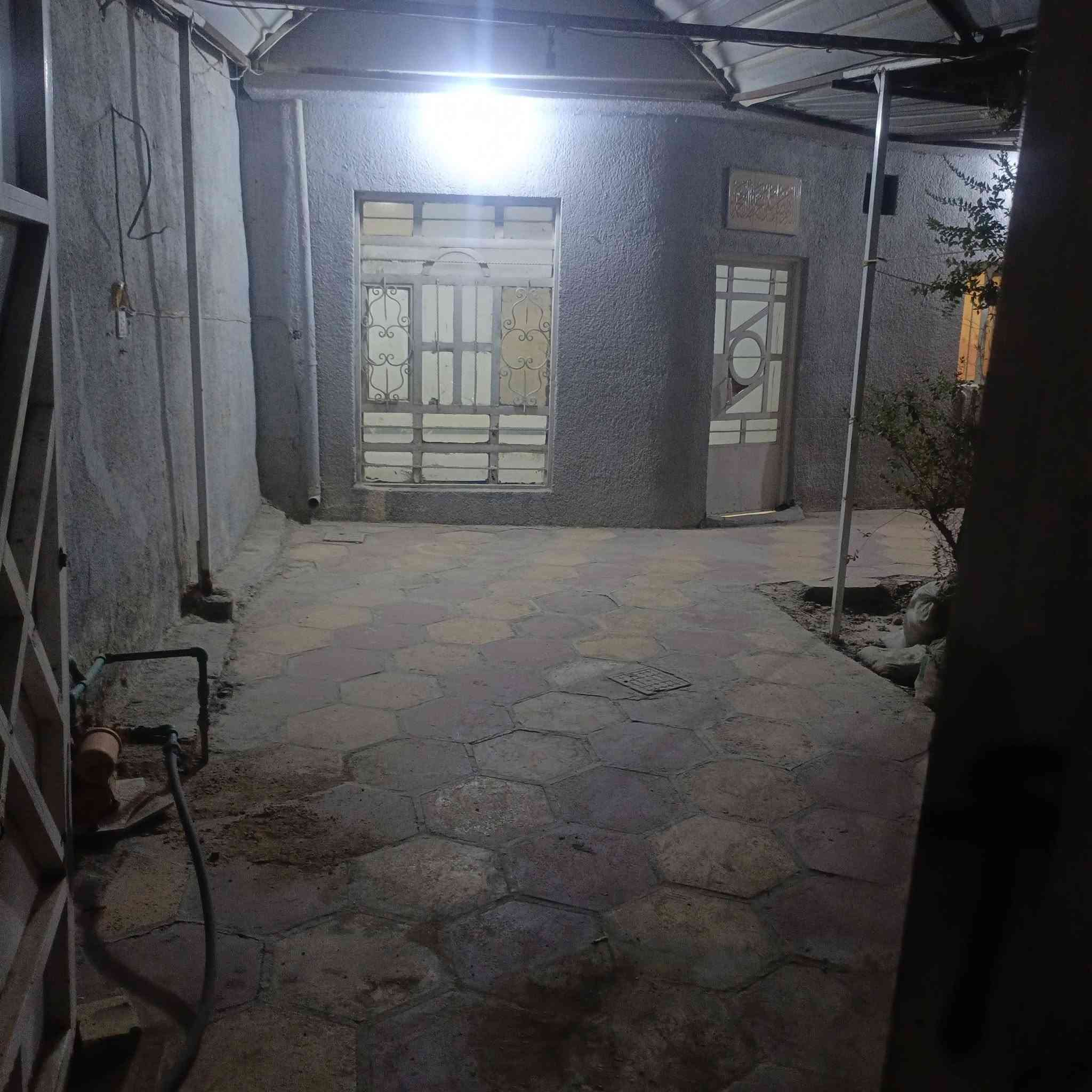 السلام عليكم بيت للايجار مساحة 200متر يحتوي على غرفة نوم وكلدور ومطبخ وصاله وحمام وطارمه وحديقة والطابق الثاني غرفة نوم وبيتون العنوان الأساتذة مدينة حمورابي السياحية شارع الشهيد عميد قيس المعموري بنفس الشارع تبليط خدمات كامله تفاصيل اكثر الاتصال على الرقم *********** بي واتساب أو خاص موجود
