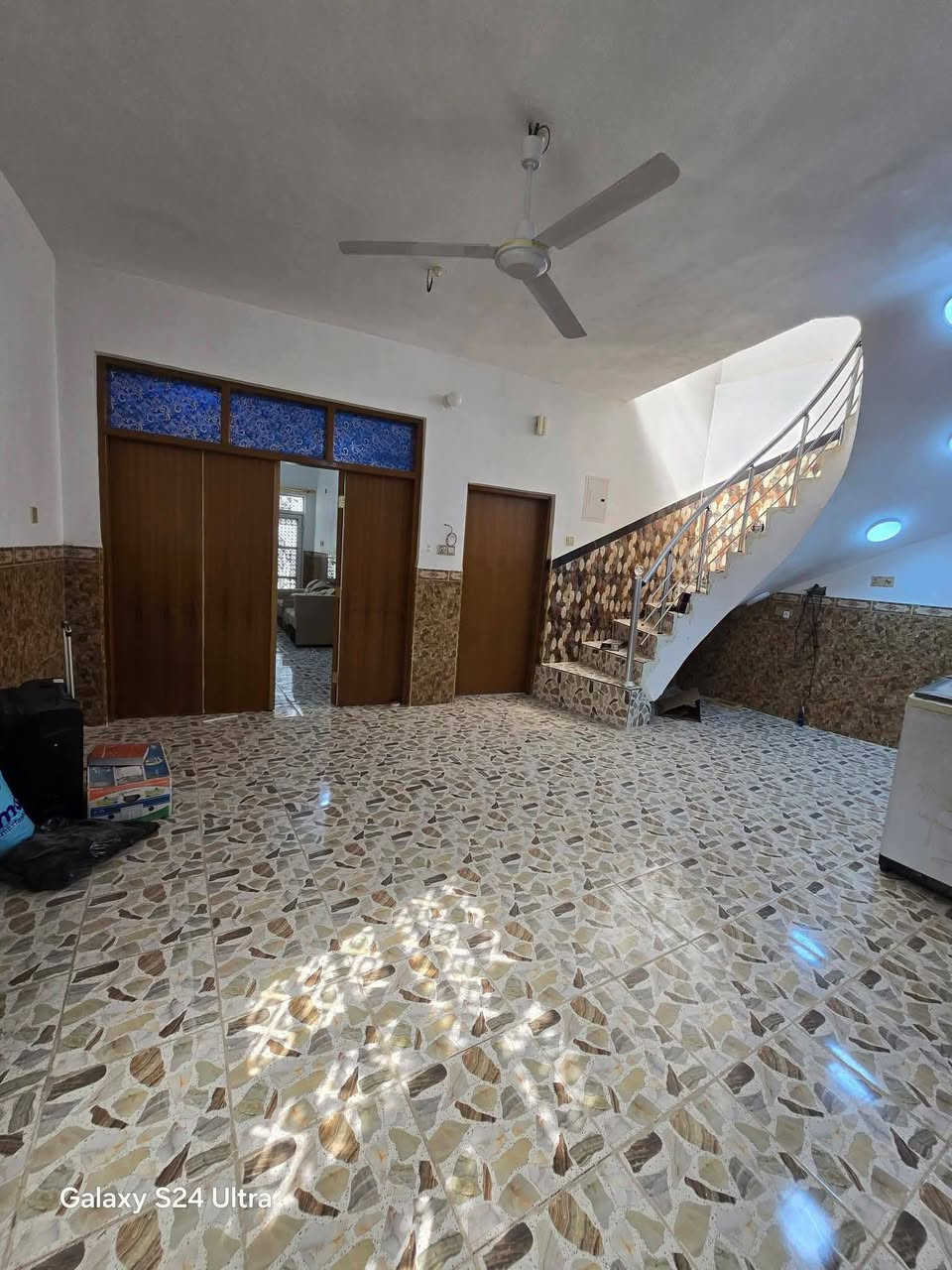بيت لبيع بشارع المطار الجديد المساحه ١٥٠متر يحتوي على غرف٢ وصاله ومطبخ وستقبال ومكشوفات٢ وصحيات داخليه وخارجيه السعر ٥٥وبي مجال مكتب بركات ام البنين مقابيل شارع السبيس للستفسار *********** مكتب بركات ام البنين قرب مثلجات سنبله
