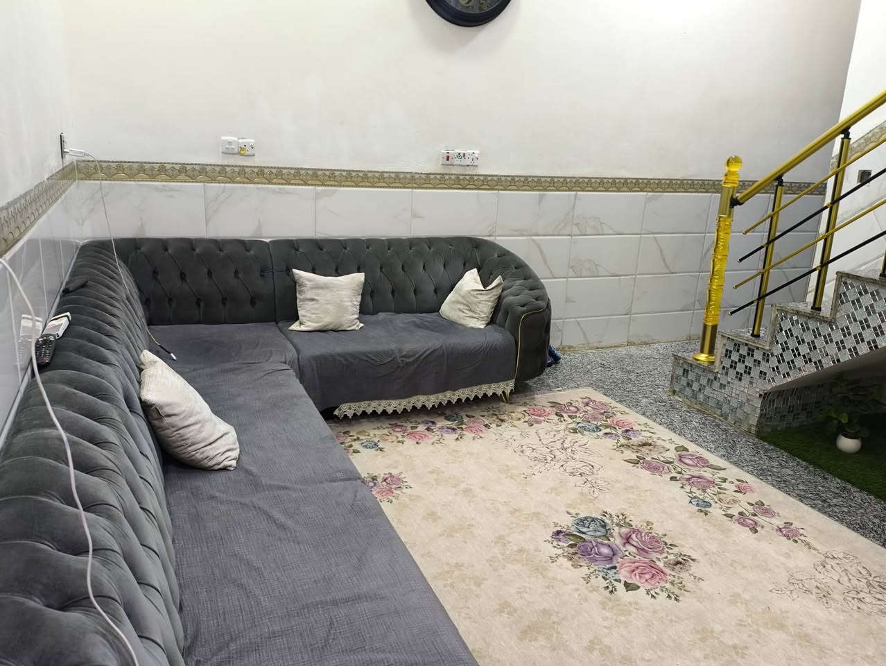 دار للبيع ١٠٠م حي الجامعة طابقين ***********
