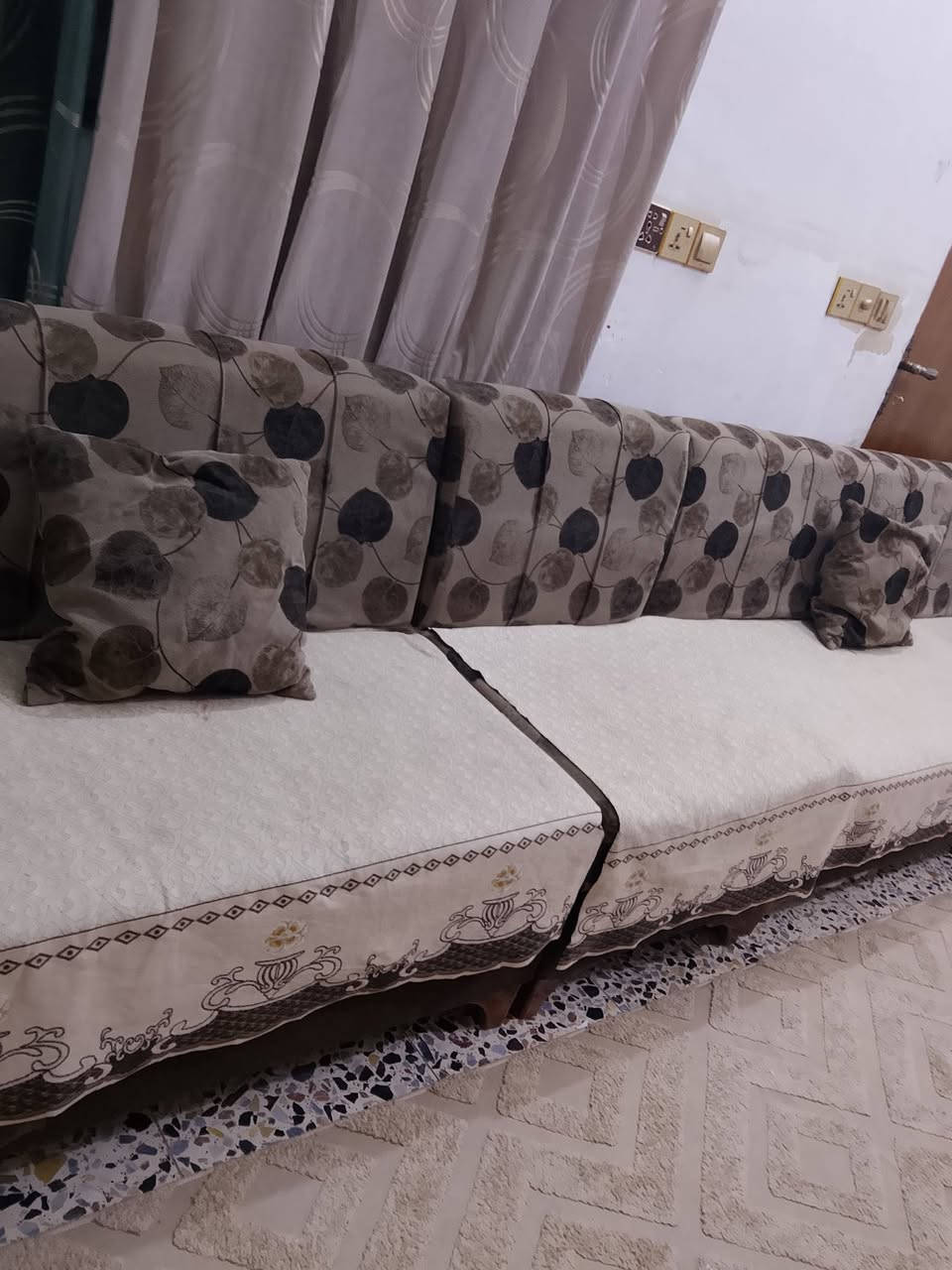 سلام عليكم ديوان للبيع 10مقاعد توصا 150 و بي مجال مع التلبيه العنوان بغداد الشعله***********
