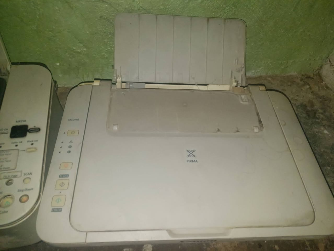 السلام عليكم.
3 طابعات نوع 
Canon PIXMA MG2440عدد(1)
Canon PIXMA MP250 (عدد( 2
وطابعه صور نوع HiTi Photo Printer S420
يعني اربع طابعات للعلم كلهن شغالات بس متروكات 
العنوان كربلاء 
السعر اربعتهن ب300 الف قفل 
بدون كيبلات 
*********** واتساب فقط
