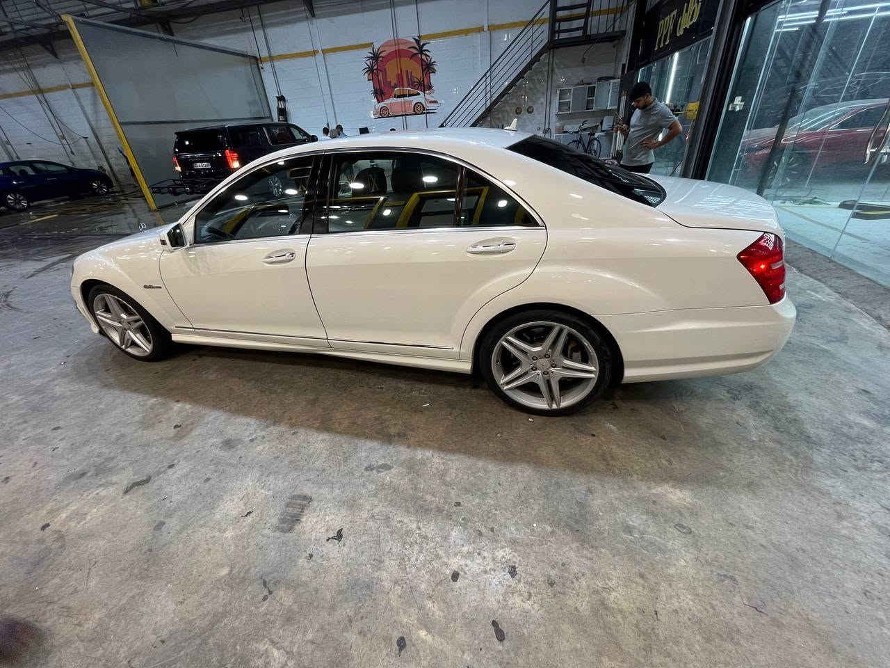 مرسيدس S63 محرك 550
المواصفات:

*وارد يابان

* باب طويله (الرئاسي) 

*موديل 2010

*السيارة ماشية 130بعدة زيرو 
*محرك 8 سلندر  (5500)

*رقم بغداد دولي بأسمي 

*نظام چوبلس (تصعيد وتنزيل السيارة عن طريق الجكات)

*كراسي امامي وخلفيه كهرباء مع خزن ميموري

*بيبان شفط 

*صندوك شفط

*مكينة كير كفاله 

*دواخل السيارة كلش نظيفة

*سستم صوت Harman/Kardon

*شاشه السياره دواره يمين ويسار 

*تدفئة تبريد كشنات

*بردة خلفية

*بردات جام الأبواب الخلفيه 

*ناظور ليلي

بيها هواي مواصفات 
السعر اتصل وبل خدمة 
***********
***********
