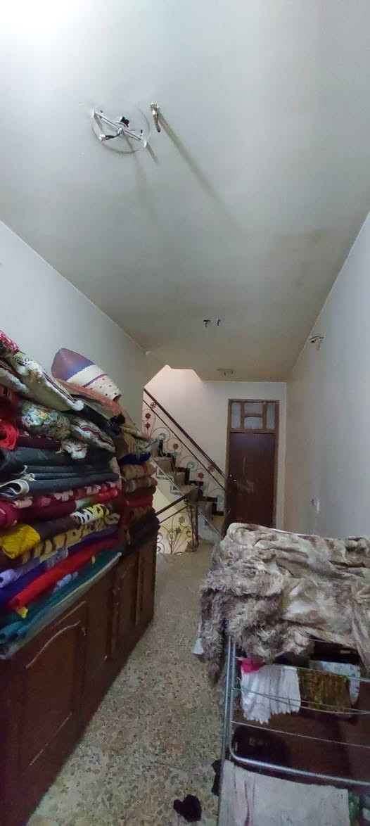 للبيع بيت مرتب في بغداد، مدينة الصدر، حي طارق وسط، مساحته 100 متر. الطابق الأرضي يتكون من استقبال، غرفة نوم، صحيات، ومنور، بينما الطابق العلوي فيه غرفتا نوم. موقع ممتاز جداً، قريب من جميع الخدمات،  وبيه إمكانية 
 هذه تفاصيل بسيطة 
#للاستفسار_الاتصال_على 

***********
***********
