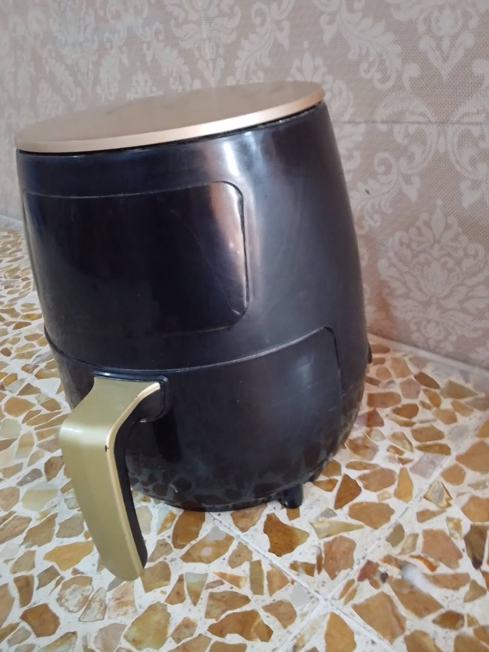 طاولة طعام • جهاز رياضة • جهاز تدليك رجلين
