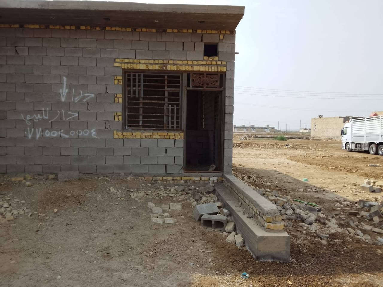 السلام عليكم .بيت هيكل اللبيع بميسان بستان حي الزهراء سند٢٥ البيت بنا١٨٥متر وقطعه وي البيت ١١٥ متر الواجهيه لكليه ١١ 
(اللاستفسار اتصل***********
