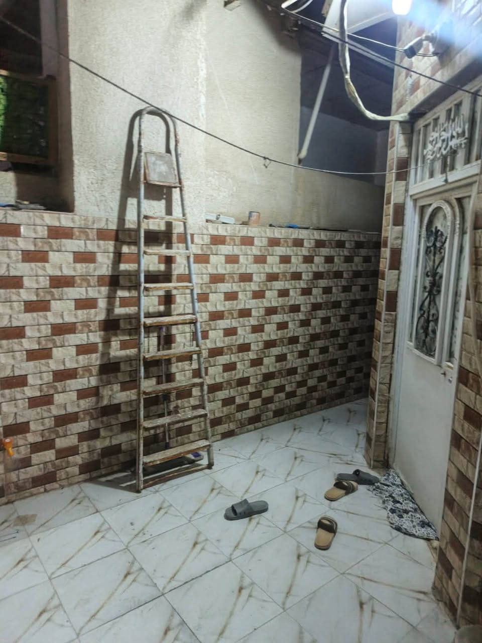 بيت ١٠٠ متر قاطين كامل مواصفات العنوان حي الفنانين قرب حي العسكري نهايت شارع ابو شاكر ***********سعر خاص
