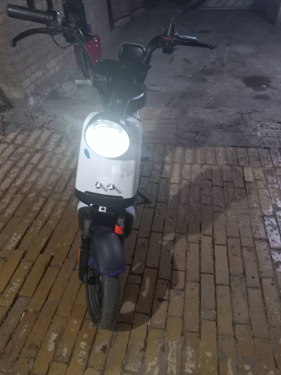 سلام عليكم دراجه شحن للبيع جديده مده استخدام اسبوعين فقط دراجه جديده شحانه وياه تمشيك 40 كيلو فقط سرعه قصوى 50 
السعر 300بيه مجال 
مكاني بغداد كراده داخل  
***********
