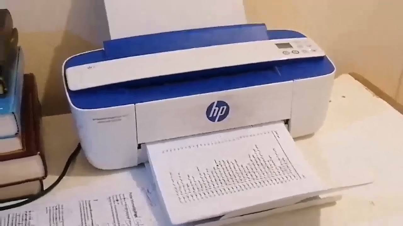 هذه الطابعة هي HP DeskJet Ink Advantage  (3790 الشهيرة)، وتُعرف بأنها واحدة من أصغر الطابعات اللاسلكية المتكاملة في العالم.إليك أبرز مواصفات الطابعة الأساسية:الوظائف الرئيسية: طباعة، نسخ (تصوير)، مسح ضوئي (سكانر)، واتصال لاسلكي.تقنية الاتصال: تدعم Wi-Fi اللاسلكي، والطباعة المباشرة من الهواتف (Wi-Fi Direct)، بالإضافة إلى منفذ USB 2.0 التقليدي.التوافق مع الهواتف: تدعم تطبيق HP Smart، و Apple AirPrint، و HP ePrint للطباعة مباشرة من الموبايل أو الجهاز اللوحي.تقنية المسح الضوئي (Scroll Scan): سحب الورق تلقائياً للمسح أو النسخ عبر الممر العلوي دون الحاجة لغطاء علوي زجاجي تقليدي، مما يقلل من حجم الطابعة.سرعة الطباعة: تصل إلى 8 صفحات في الدقيقة للأسود، و 5.5 صفحة في الدقيقة للألوان.دقة الطباعة: تصل إلى 1200×1200 نقطة في البوصة للأسود، وحتى 4800×1200 نقطة في البوصة للألوان (عند الطباعة من الكمبيوتر).سعة درج الورق: يستوعب حتى 60 ورقة لدرج الإدخال، و 25 ورقة لدرج الإخراج.الوزن والأبعاد: خفيفة الوزن للغاية (حوالي 2.33 كجم) وأبعادها مدمجة جداً لتناسب أي مساحة صغيرة. للبيع السعر 60 الف الاستفسار على الواتساب ***********
