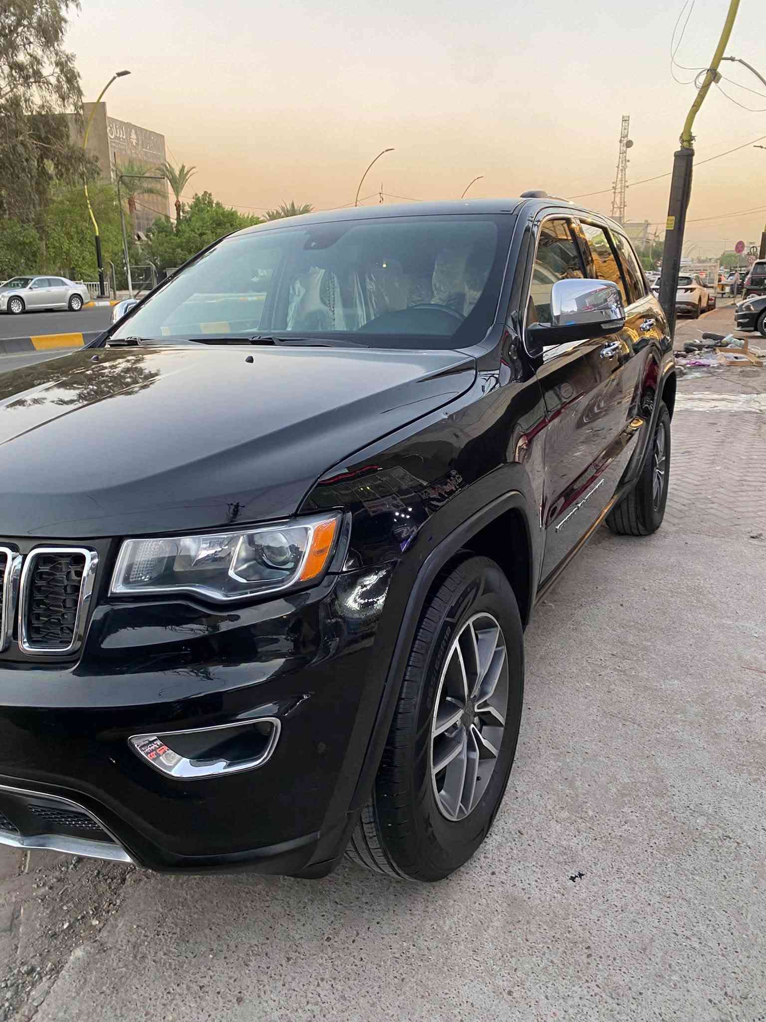 السلام عليكم جيب  كراند شيروكي لمتدد 2021 ماشيه 125الف مكينة 6سلندر رقم بغداد 
بيه صبغ فقط البنيد بدون شاصي ولغود سياره جاهزه من كلشي بدون اي نقص تحويل ثاني يوم 
صور الحادث بلمنشور كذالك السونار البارد كله مصلح 
مكانه بغداد  *********** 
بيع أو امراوس سعرها 225 وبيه مجال
