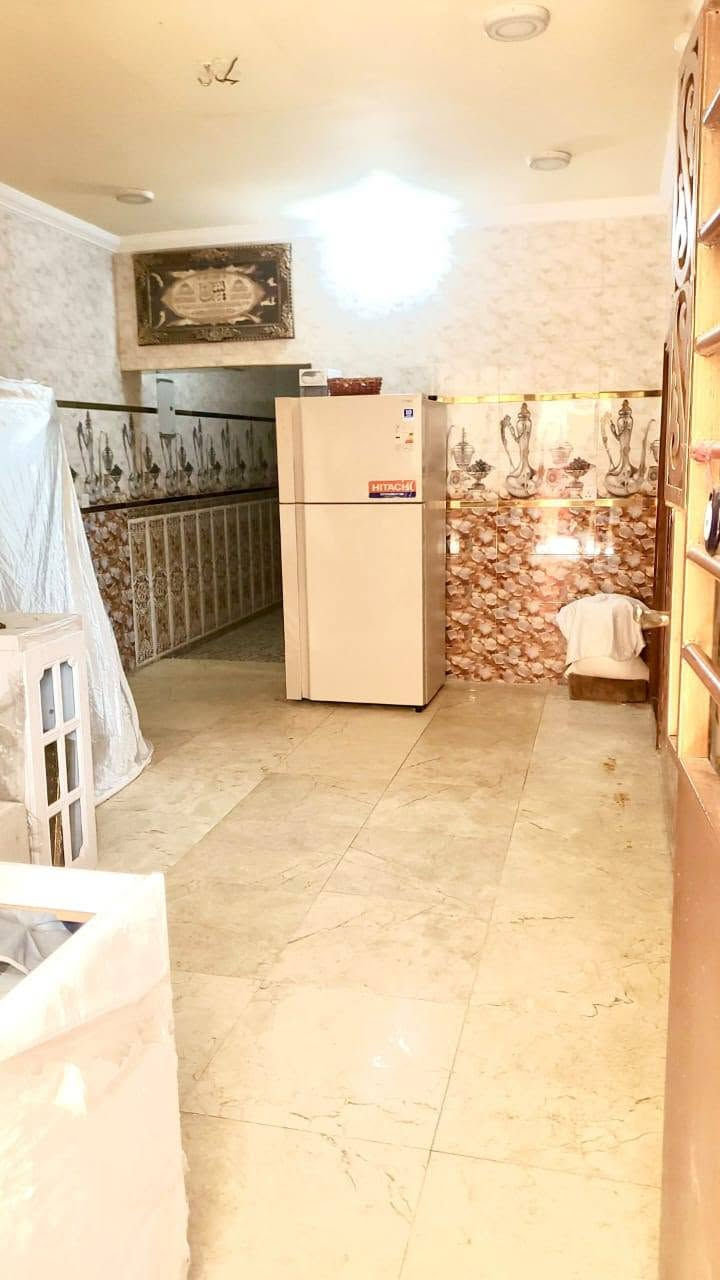 السلام عليكم بيت طابق ثاني لليجار مساحة 240متر 3نوم وصاله ومطبخ وهول وخدمات قريب على صباح العربي اول بيت من الشارع للستفسار ***********
