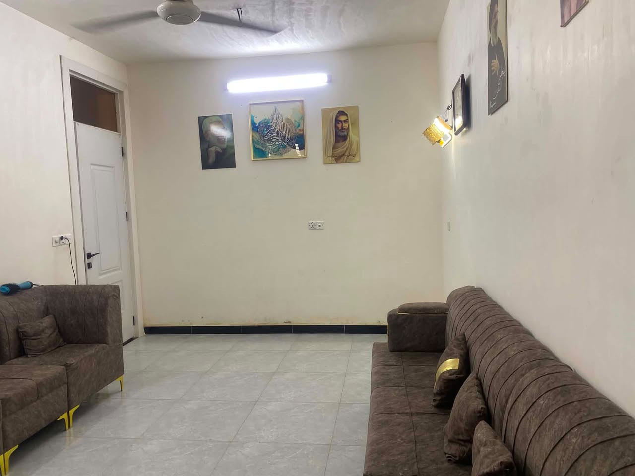 سلام عليكم  دار للبيع 105متر زراعي  بناء  2024طابوك يتكون البيت  استقبل مطبخ غرف النوم1كبيره  4*5وا الثانيه 3*3 حمام داخل البيت وخارج البيت  الموقع شهدا البياع قرب اسوق علي التميمي السعر64  وبيه مجال  إستفسار عل الرقم*********** واتساب
