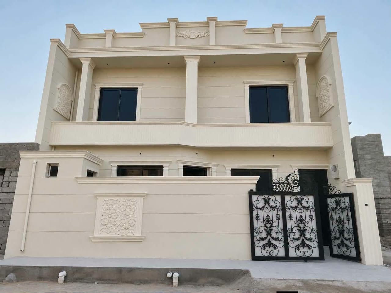 🏡 دار للبيع | تكريت – الديوم 🏡
📍 الموقع: الديوم – منطقة المربع الثاني
📐 المساحة: 100 متر
📏 الواجهة: 10 متر × النزال: 10 متر
🛣️ شارع الدار: 12 متر

✨ تفاصيل الدار:
• 3 غرف نوم 🛏️
• صالة
• استقبال
• مطبخ
• 3 مجموعات صحيات 🚿
• شغل درجة أولى مال جناي
• موقع مميز جداً ⭐

🔥 دار مرتبة وموقع ممتاز، مناسبة للسكن والاستثمار.

📞 للاستفسار والتفاصيل:

 *********** ابو رحمه 

 مكتب ابورداد وشركاء
