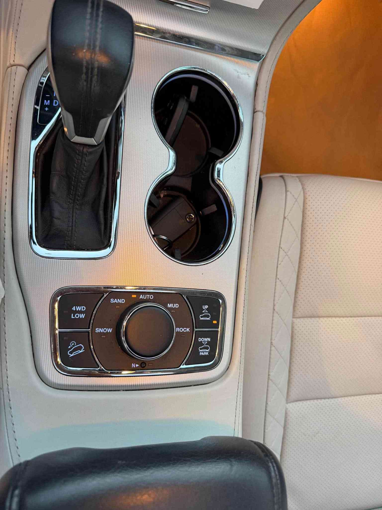 jeep summit V8 2020 
فول فول پانوراما جه گ به رزو نزم سماعه ماركه كوشن ساردو گه رم رادار دعامي گه وره پانوراما سندوق شفتو شاپ … ناو سپي شغال زور مواسفات باس ناكري (سومينت) ياني فول له وه فولتر نيه
سه ياره نموونه له جواني لوك لوك بي شوخت بي قؤپ
كلين به سفري ليره كراوه 
٢ پارچه به س كلير ده رچوا هه تا بورغيه كانيش به شه رت نه كرايته وا لوك لوكه 
٣٦ميل رويشتوا 
شوين:هه ولير 
سعر:٢٧٥$💵
***********
فايبر////واتسئاپ أربيل, العراق
