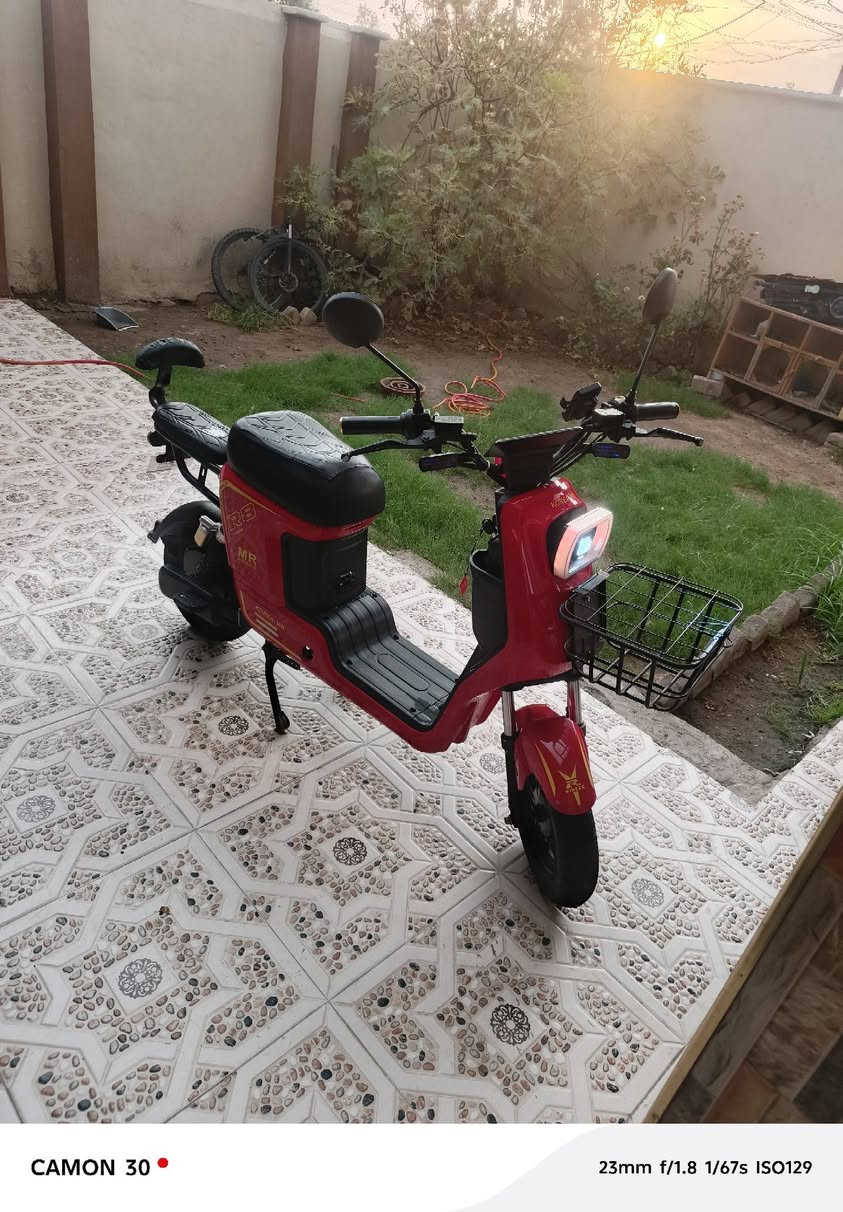 السلام عليكم دراجه شحن للبيع او لمراوس النوع R8
اخو الزيرو بعد ما صالها 4 اشهر 
مواصفاتها معروفه لايت عالي ناصي اشاره يمين يسار  دبل اشاره رماش  بيها نضام البارك  P وبيها نضام R الرجوع للخلف  وشاحنتها الاصليه موجوده وياها دراجه بعدها جديده على ايد واحده
السعر 425 وبيها مجال للطيبين 
مكاني موصل قادسيه الثانيه 
 الرقم  *********** بي واتساب
