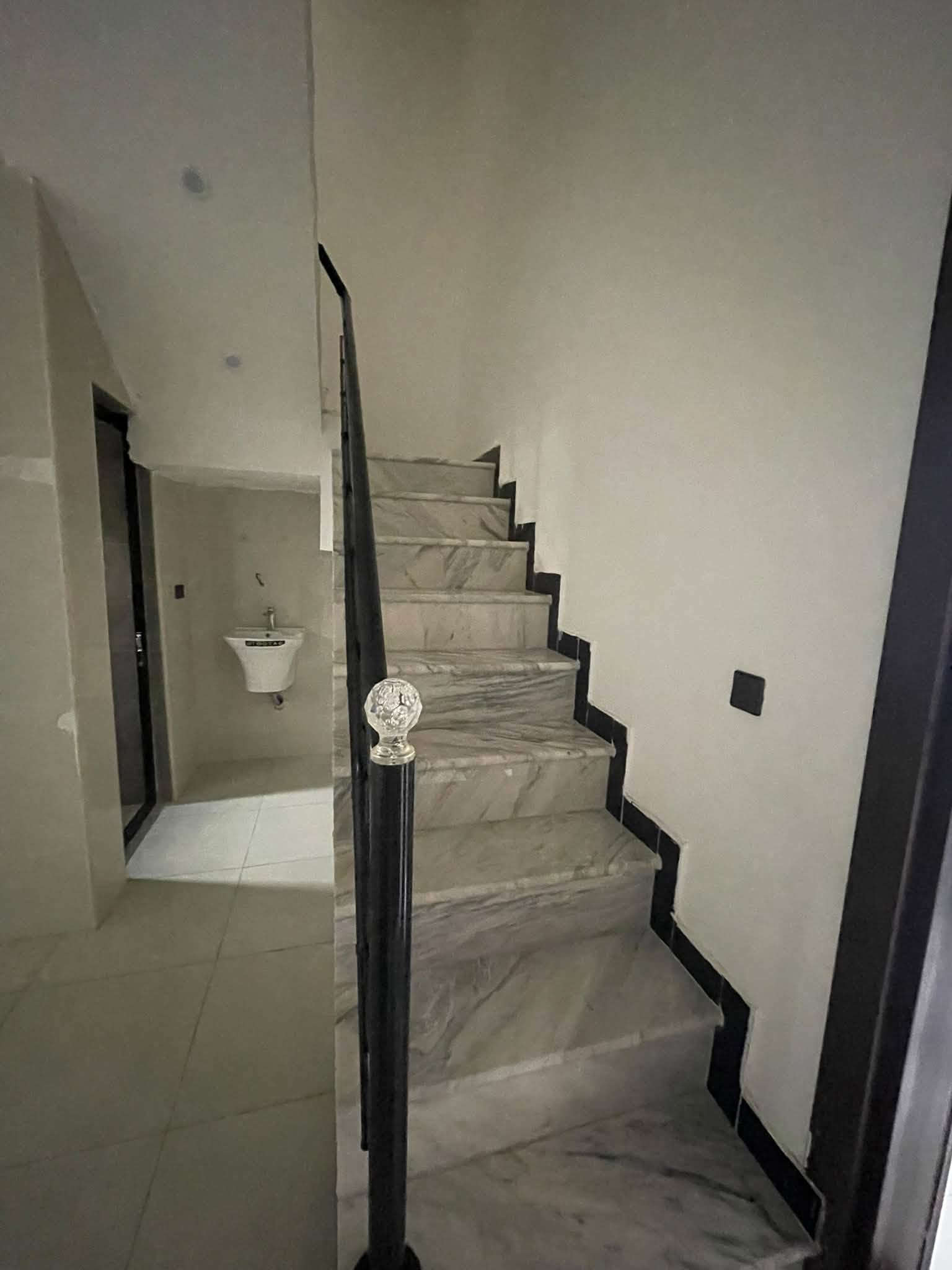 بيت للايجار بغداد الدورة البعيثة مجمع العدل مساحة 50متر بيت زيرو بعدة مامسكون ايجارة 450
***********
