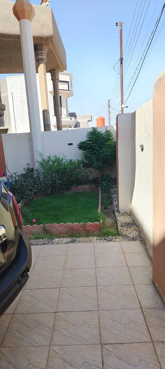 السلام عليكم 
بيت طابقين المساحه 200 متر 
بيت نظيف وجديد
العنوان حله ورديه خارج قرب مجمع الأمير التجاري 

‭***********‬
