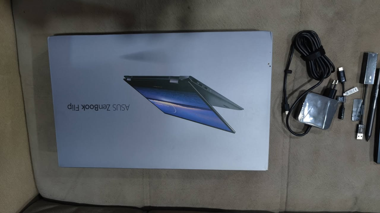 للبيع لابتوب asus zenbook 13 oled اخوان هذا اللابتوب كدامكم ومواصفاتة بالصور موضحة  شاشة oled لمس ويا قلم ينفتح 350 درجة بي فقط طخة خفيفة يم مخرج ال USB  بالكفر واضحة بالصور غير هذا كلشي مابي جديد ونظيف جدا  وكلشي بي شغال اني شتريتة 13 ورقة وصارلة عندي 3سنوات تقريبا استخدامي الة جدا قليل تمر اشهر مااستعملة رايدة ب 650 الف بي مجال جدا بسيط
للاستفسار ***********

نص مكتوب في الصور:
- ASUS ZenBook Flip 13 OLED Flexible performance, effortless mobility UX363EA $ 1299 CPU i7 11th Gen GPU Intel Iris Xe Graphics RAM 16GB LPDDR4X Storage 1TB M.2 NVMe PCIe 3.0 SSD Display 13.3" FHD OLED Touch Screen Battery 67WHrs 4-cell Li-ion Weight 1.30 kg ASUS OLED