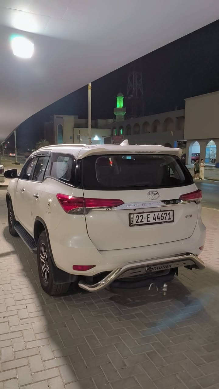 للبيع سيارة تيوتا فورجنر موديل 2018 خليجي محرك 4 سلندر 2700 ماشية 90 كيلو لون السيارة ابيض صدفي وكفالة عامه من الضرر 
 المواصفات :
 7 راكب
 فور ويل 4×4
تبريد 3 قطع 
داخلها مشمشي 
مري شفط 
اشاير بالمري 
كامرة امامي خلفي 
مانع انزلاق 
منظومة ( لايتات ) زنون
تحكم ستيرن
شاشات خلفيه
حساس امامي خلفي 
درع امامي خلفي شرط بلادي 
تخم تاير جديد 
حدادية صدر كفالة عامة 
فيت بم شركة ساز 
السعر 255 وبيها مجال 
مكان السيارة صلاح الدين تكريت
رقمها اربيل بأسمي شرط التحويل للاستفسار الاتصال على الرقم التالي ***********
