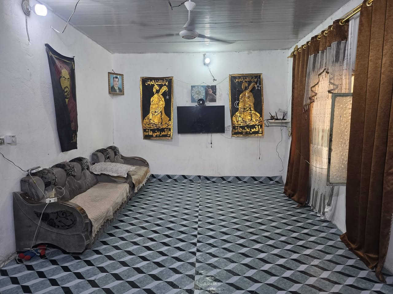 بيت للبيع مساحه ٢٤٠ كوت حي الحكيم الثانيه قرب المجسر تفصل البيت بناء بلوك والسقف سندويج يحتوي على غرفتين وصاله ومطبخ وصحيات داخليه وخارجيه السعر ١٧ وقابل للتفاوض للاستفسار والاتصال مراجعه دلاليه احمد السعيدي قرب حسينيه بيت خليفة *********** ***********
