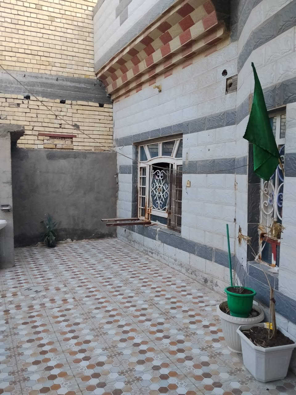 بيت للبيع طابو صرف المساحة ٢٠٠ م² يتكون من غرفتين نوم واستقبال وصالة ومطبخ وصحيات 
البناء طابوق والسقف صب مسلح والأرضية بورسلين 
الموقع المسيب حي الزهراء شارع الحاج ثامر ذيبان خلف حسينية عبيد تايه الحمداني قريب عن الشارع الرئيسي كربلاء بغداد
السعر المطلوب ١٣٠ مليون
هاتف 
*********** ابو محمد 
عنوان المكتب المسيب شارع الكراج الموحد مقابل إعدادية التجارة للبنات
