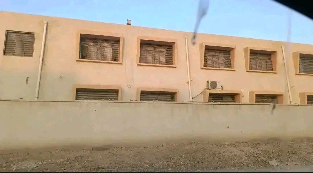 قطعة للبيع مقاطعة 41 بالموحية بالقرب من المدرسة البرتقالية مكانها مميز وسكن محدولة وكاملة اجازة بناء فقط بس تبني المساحة 120 السعر 85 الإتصال ***********
