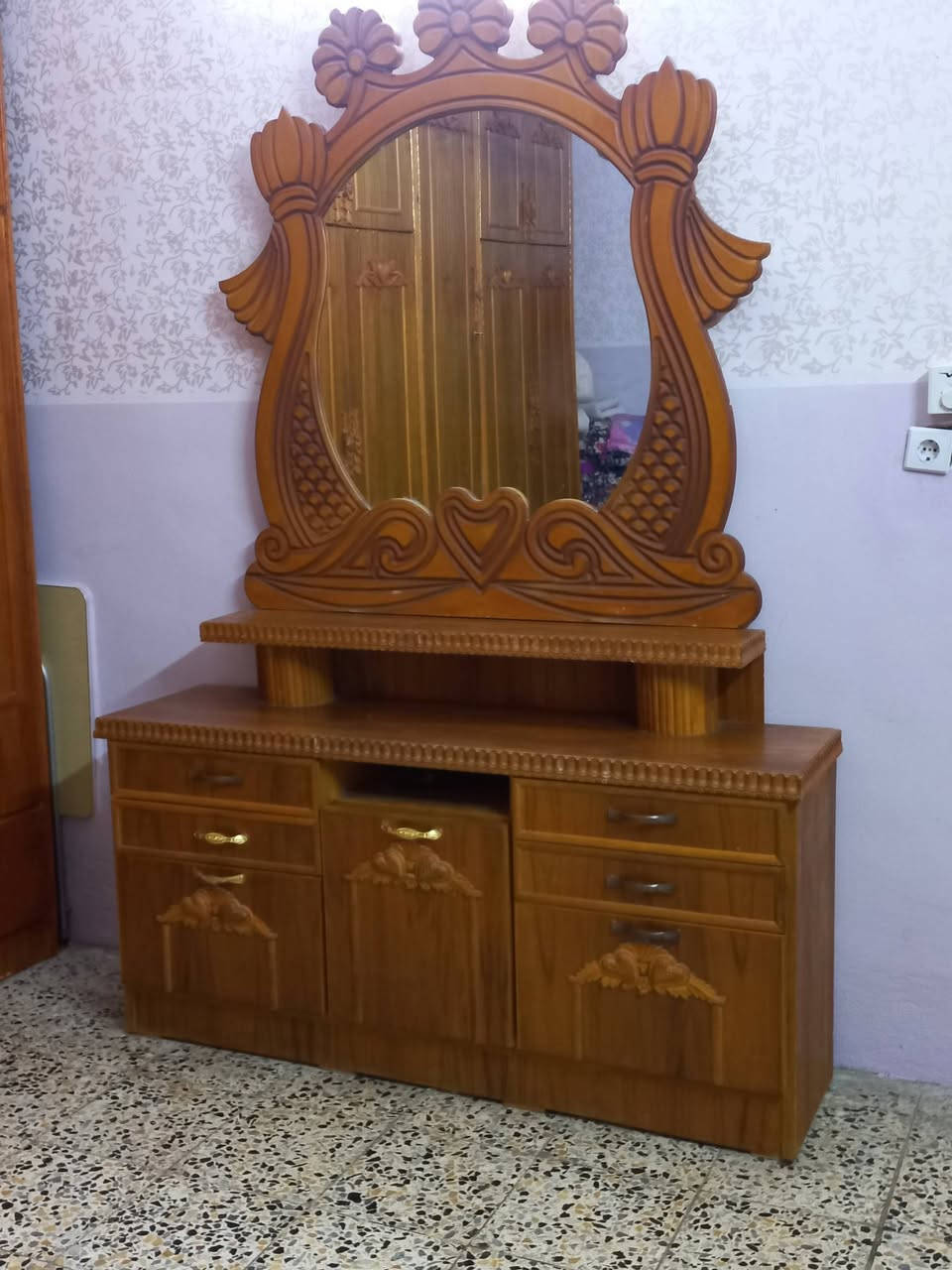 السلام عليكم من رخصة الادمن عندي هاي الغرفه اخو الجديد استعمال قليل اريد ابيعها بمليون ١٠٠ وبيها مجال الشراي هذه رقمي ***********
