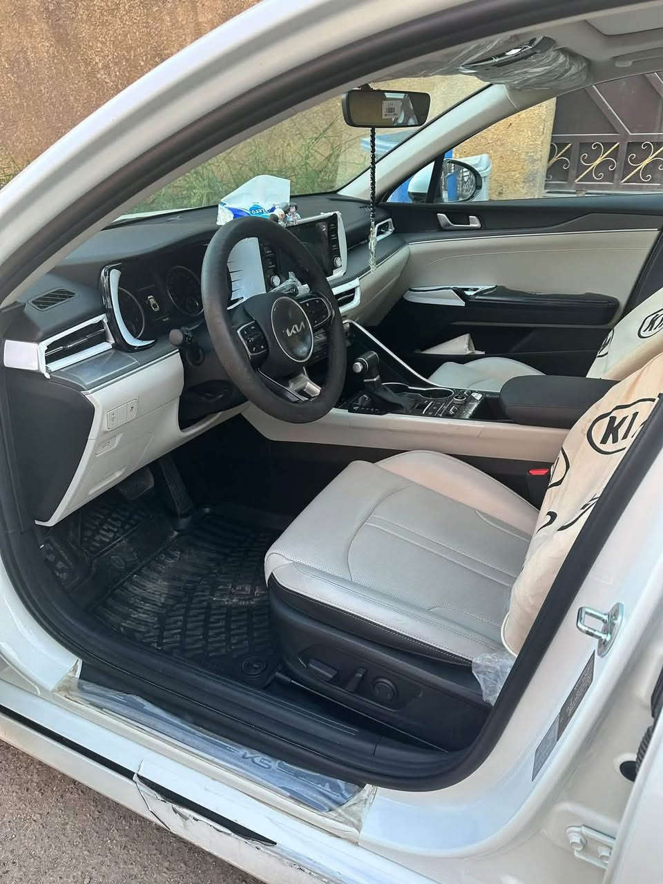 🔥 KIA K5 | موديل 2023
🇦🇪 وارد خليجي
📍 رقم أربيل – خصوصي
🛣️ الممشى: 37,000 كم فقط حقيقي 
⚙️ محرك 2.0 DOHC
🔄 أوتوماتيك

✨ المواصفات:
• سقف بانوراما 🌙
• كاميرا خلفية 📷
• حساسات أمامية وخلفية
• بصمة ودخول ذكي 🔑
• تشغيل عن بُعد
• مقاعد جلد اوف وايت 
• تدفئة المقاعد 🔥
• مقعد السائق كهربائي ⚡
• Blind Spot
• Apple CarPlay / Android Auto
• إضاءة LED
• مكيف أوتوماتيك ❄️
• حساسات ضغط الإطارات
• Auto Hold
• فرامل إلكترونية
• Drive Mode
• مرايات كهربائية شفط 
• أنظمة أمان وثبات
السياره اخذتها زيرو على ايدي وباسمي تحويل مباشر 
 بانزين محسن مشايفه العادي 
دهن وفلتر  كل ٣٠٠٠ كم ابدله امزويل من الوكاله
السياره جدا نظيفة بيها ملاحظات بسيطه تكحيلات بالدعامية فقط وشخص خفيف كد اصبع بالجاملغ الخلفي عايفه ما مصلحة 
السعر ٢١٥٠٠ $ وبيها مجال 
***********
