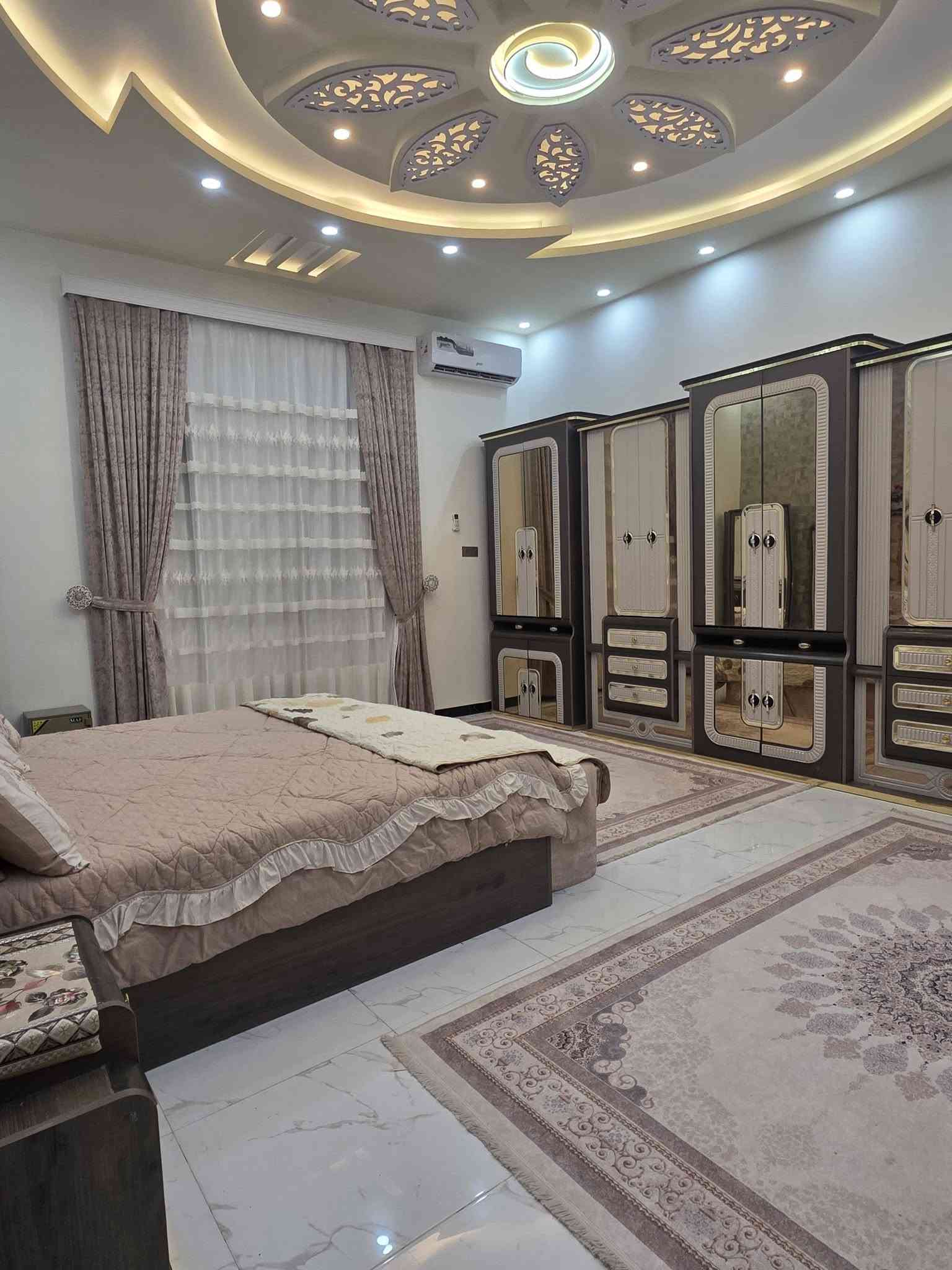 السلام عليكم وأسعد الله أوقاتكم 

يتوفر لدينا دار سكن للبيع  

مساحه 400 م 

بناء درجة اولى 
بناء طابوك 

#طابو ملك صرف زراعي عراقي وكاله ونسخه من الطابو  ولملاك موجود حي يرزق

مساحة البناء 280م
 
يحتوي البيت على 
غرف نوم عدد 2
ديوان 10 في 5
مطبخ بارد
مطبخ حار
صاله 
صحيات داخلي وخارجي
الطابق الثاني 
يحتوي على 
غرف نوم عدد 4 نضام سويد 
صاله 
كراج سياره 
وحديقه مرتبه 
 البيت بي مساحه ترك خلف البيت
 كلشي  منطقه هدوئ ومتوفر بيها جميع  
 الخدمات ماء كهرباء مدارس قريبه 
البيت فارق وجاهز للسكن 
البيت يقع على شارع 10م  اناره الشارع كله

#العنوان : بصره 
أم النعاج مقابيل حي بغداد 
قريب على شارع صناعيه حمدان 
مسافه 300 م عن شارع الصناعية 
( السعر 315 مع الاثاث وبي مجال    )
☎️((***********))☎️

🏠 مكتب عقارات الرحمة 🏠

تريد تبيع؟ تريد تشتري؟ إحنا بالخدمة 🌹

🔹 بيع وشراء قطع الأراضي
🔹 بيع وشراء الدور السكنية
🔹 المقاولات العامة
🔹 نساعدك تلقى العقار المناسب وبالسعر اللي يناسبك

📍 البصرة وأطرافها
📞 ***********
أخوكم محمد الشريفي 

مكتب عقارات الرحمة
🤝 شغلتنا نسهّلها عليك، وثقتك غالية علينا ❤️
