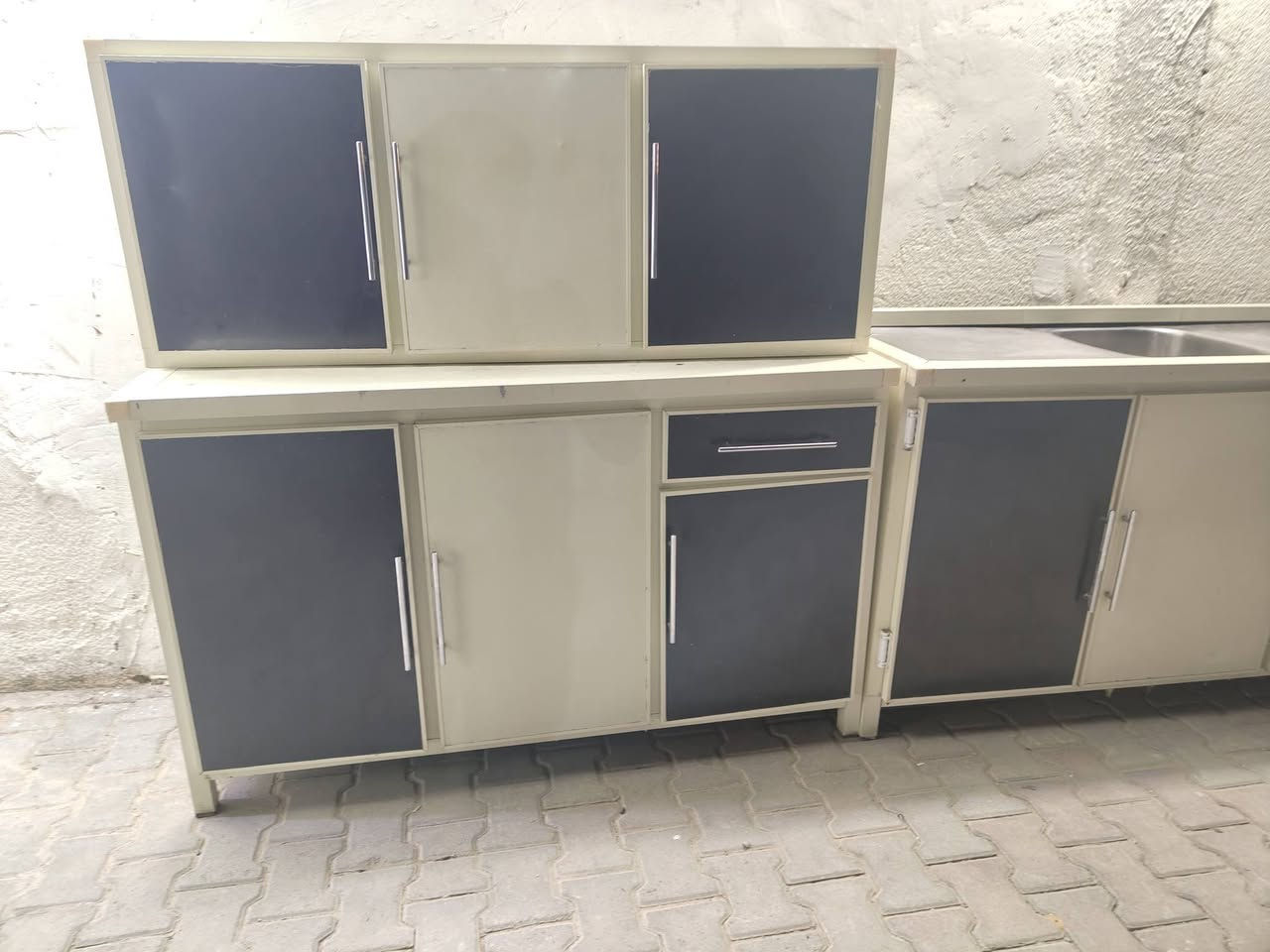 معرض زياد الأثاث المنزلي 
كاونتر قياس متر ونص 
مع سنك قياس متر ونص 
الكاونتر حطاطه فصال تركي ثقيل 
الكاونتر مستعمل 
العنوان تكريت شارع الزهور خلف افران الكرخ وقاسم مول معرض زياد الأثاث المنزلي 🫴 
***********
