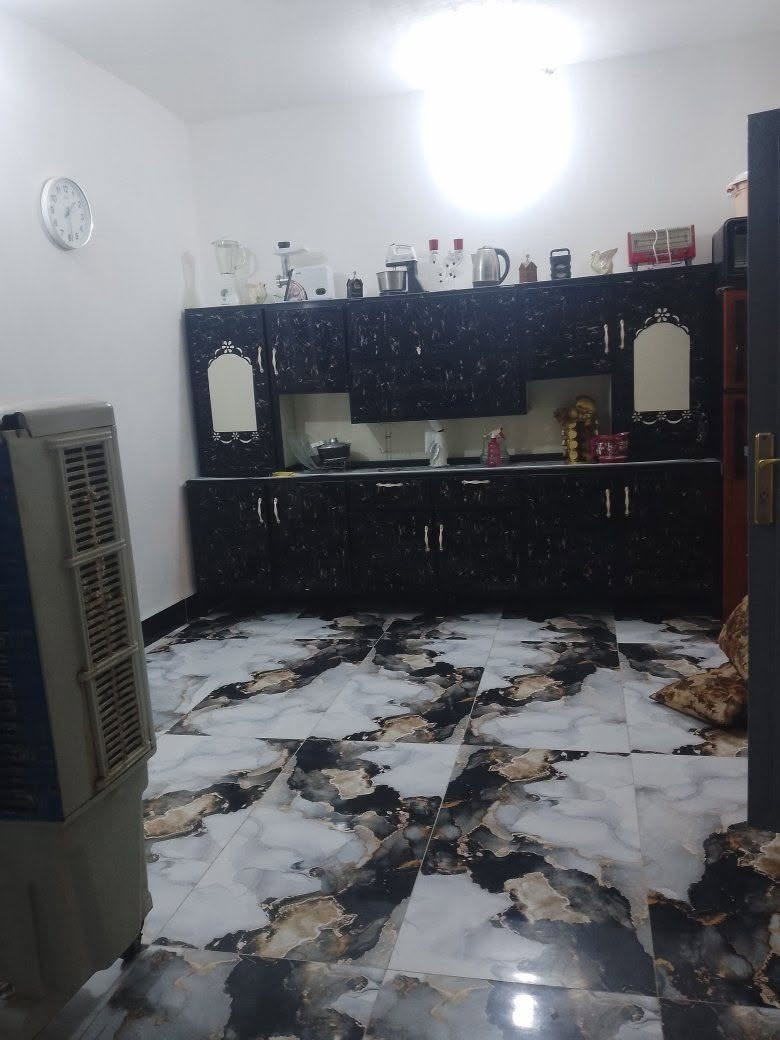 البيت للبيع المساحه 120 متر غرفتين وصاله صحيات الموقع شارع المعمل مقابل راس شارع المطار القديم وتنزله يبعد ع شارع 200 متر ***********
