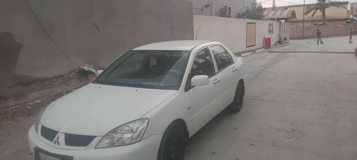 السلام عليكم لانسر ٢٠١١ بيه صبغ الباب الخلفي وره السايق رقم بغداد السياره باسمي تحويل ثاني يوم ***********
