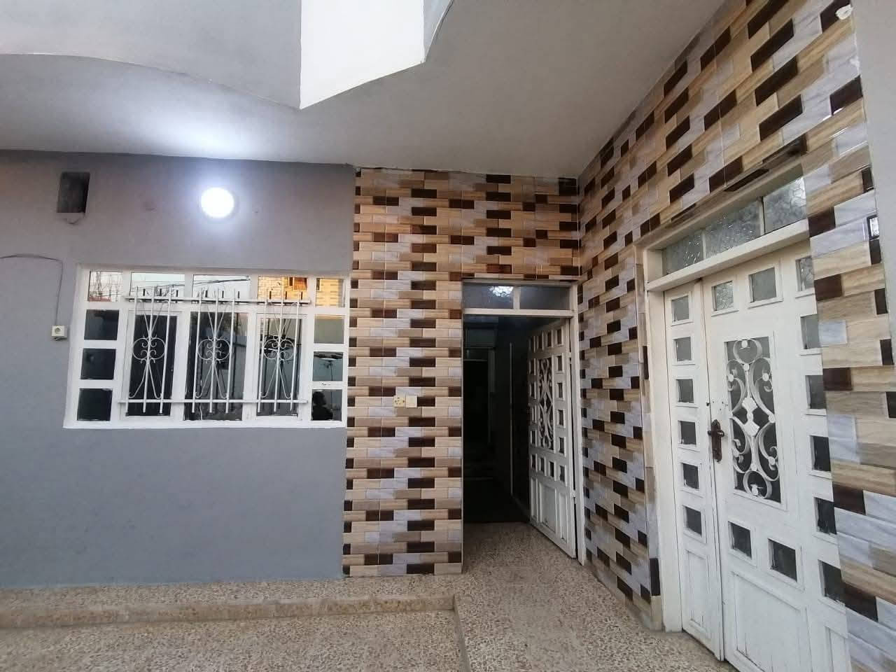 دار للبيع حي الرشيدية قطاع الخامس قرب جامع الورشان طابق واحد مساحه 150متر واجهه 10عمق 15متر غرفتين نوم واستقبال وهول وسط ومناور ومشتملات داخل وخارج ومطبخ وكراج وبي وصل بلدية يبعد عن السوق الروضه 150متر الاتصال ***********
