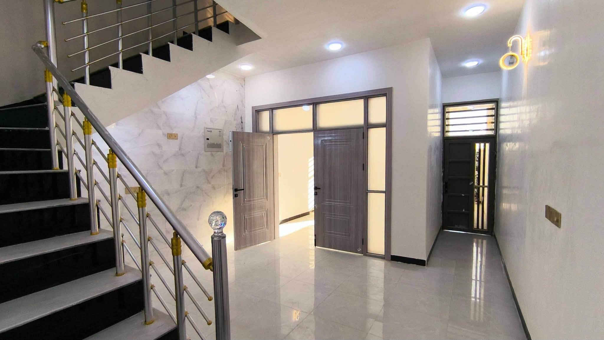 دار للبيع مساحة ١١٥ متر
🏠مواصفات الـدار 

 صالتين 
غرفة نوم عدد 3 
مطبخ 
استقبال 
صحيات داخليه وخارجيه

طـابو صرف بنـاء كونكريت 

بناء حديث غير مسكون جاهز تسليم مفتاح 

📍 عنوان الدار حي الفرات مقابل مدرسة المتميزات الجديده المدرسة الصينية 

للاستفسار اكثر خاص

او الاتصال ***********

