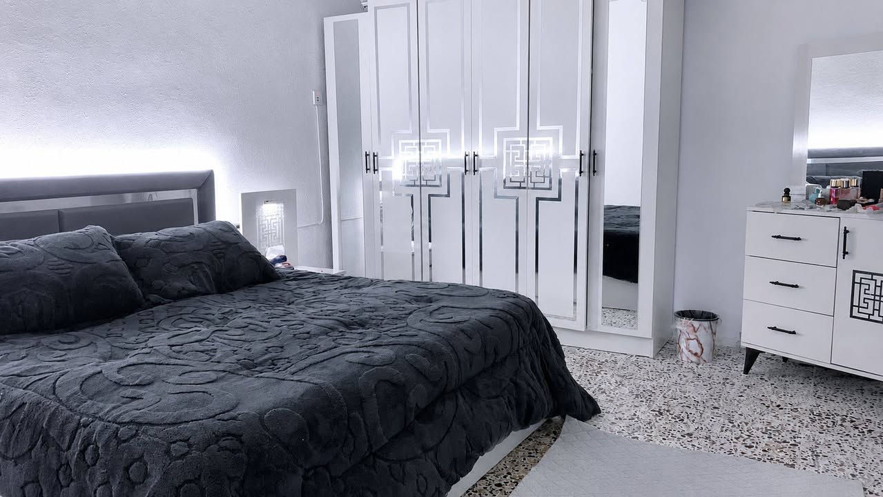السلام عليكم
بيع غرفة نوم تركي 
٥ قطع +  اللون ابيض لولو
تخم خمس نفرات 

العنوان حي الحسين 
للاستفسار واتس ***********
