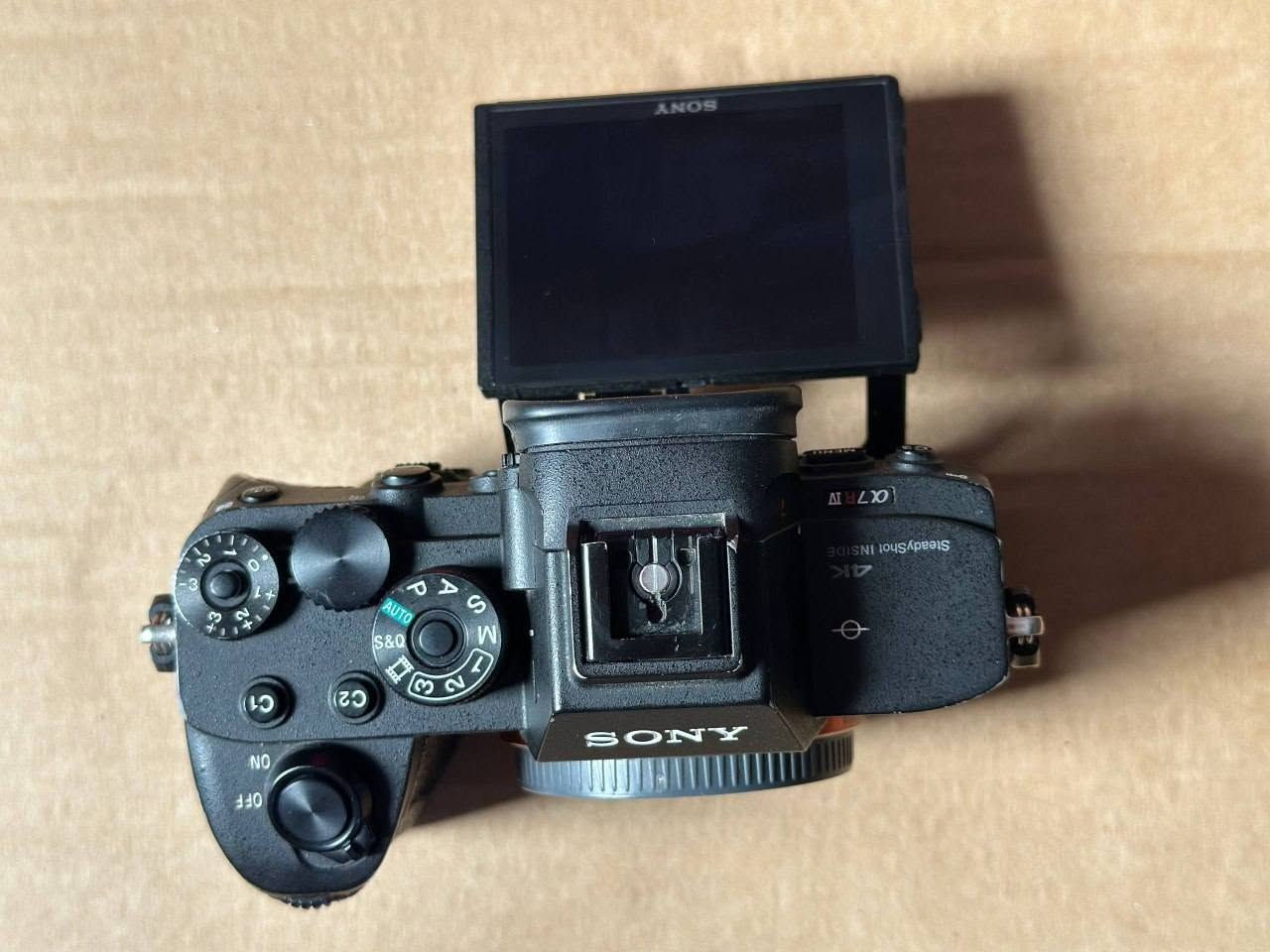 سلام عليكم
للبيع كاميرا Sony Alpha 7R IV بحالة النظافة التامة (أخت الجديدة).
 * المواصفات الأساسية: دقة خيالية 61 ميجابكسل لتفاصيل فائقة الدقة، معالجة صور احترافية، وأداء استثنائي في التصوير الفوتوغرافي والإنتاج الفني.
الفيديو: تصور بجودة مذهلة تصل إلى 4K الحقيقية فائقة الوضوح (Ultra HD).
​الصور: دقة فوتوغرافية جبارة تصل إلى 61 ميجابكسل لتفاصيل فائقة الحِدة تظهر حتى أصغر الدقائق.
 * الملحقات المتضمنة: رام، حزام، قبق الحماية، بطارية أصلية، وكيبل الشحن الأصلي.
 * السعر: مليونين (2,000,000) دينار قفل نهائي.
الكاميرا نظيفة جداً وخالية من أي عيوب.
(توصيل الى جميع المحافظات) 
للإرسال أو الاستفسار، يرجى التواصل
 خاص. او ***********
