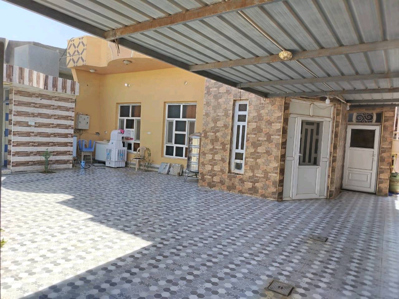 بيت للبيع بالخالديه حي القدس 
مساحة الدار ٢٥٠ 
الطابق الاول  استقبال وصاله ومطبخ وغرفتين وحمام 
الطابق الثاني غرفتين وصاله وحمام
للاستفسار الاتصال على الرقم ***********