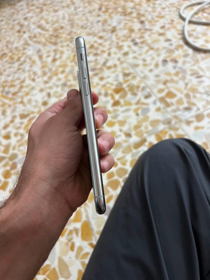 iphone x
ذاكرة 64G

بطارية73%

مامفتوح شرط 

السعر 190وبيها مجال

***********
