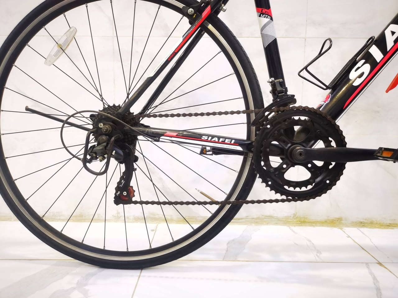 دراجة هوائية  (Hybrid) ماركة SIAFEI- خفيفة وسريعة

للبيع بايسكل دراجة هوائية هجين (Hybrid Bike) ماركة SIAFEI (موديل GTX980)، تجمع بين سرعة دراجات الطرق وراحة دراجات المدن . الدراجة بحالة نظيفة وجاهزة للاستخدام الفوري دون الحاجة لأي صيانة

 تصميم رياضي انيق باللونين الاسود و الاحمر

الميكانيك :

گير امامي سرعتين ٢  
-في الغالب لن تستخدم السرعة الثانية - 

گير خلفي ست سرعات ٦ ممتازة 
الاطارات نحيفة ممتازة ( حجم 26) 
البريك ممتاز
الهيكل جيد

جيد للرياضة و التنقل
المكان: حي تونس آفاق عربية
للتواصل : ***********
               يوجد واتساب و تلگرام

السعر :225،000 الف
