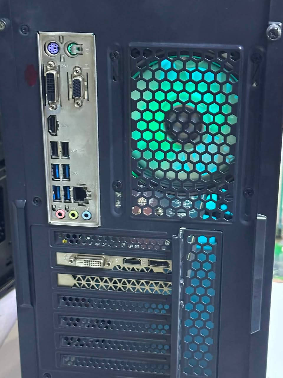 سلام عليكم من مكتب البغدادي للحاسبات
CPU R5 3500 6CORE 6 THERADS 
COOLER CPU AMD STOCK 
M. B B450M PRO M. 2 MAX
RAM 8X2 16GB DDR4 3200MHZ 
GPU RTX 2060 6G OC 
CASE ABKOA VCORE GEMING RGB
POWER 650 W PLUS 80 THERMALTAKE 
SSD 512 GB 
للتفاصيل خاص او واتس ***********
—-عنوان موصل دواسه عماره القدس مكتب البغدادي للحاسبات
