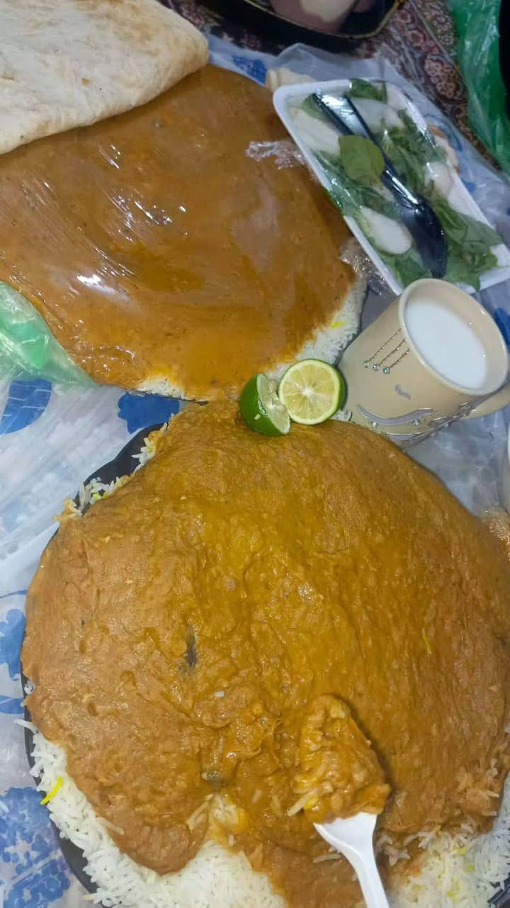 *********** الحجز واتساب 🦋 
مندي دجاج 
سمك 
تمن ومرك 
كباب 
قيمه نجفيه 
باجه 
كل الاكلات للغدااااا موجوده

نص مكتوب في الصور:
- 9000
- صينية تمن ومرك ب٥ آلاف
- العرض ب 8 الاف
- السعر 12