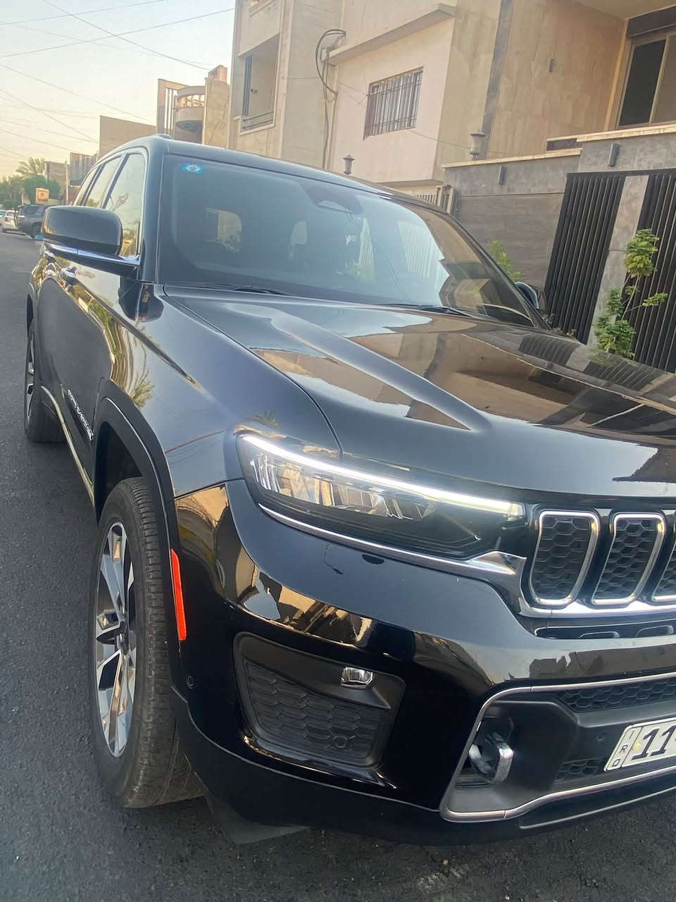 جيب كراند شيروكي اوفرلاند  5 راكب
الموديل : 2023 .

اللون : اسود 

المحرك : V6.  3.6L . 

العداد : 44700 الف كيلومتر 
 
*رقم بغداد مميز⭐️

حادث تبديل جاملغ أيسر وربع الدعامية تعديل رأس الشاصي بارد كلش بسيط وشرط الفحص⭐️

المواصفات :

⭐️ دفع رباعي 4x4 . 

⭐️ نظام تعليق هوائي (جكات). 

⭐️ 5 شاشات 3 أمامية  2 خلفية.

⭐️ قيادة ذاتية عند المنعطفات.

⭐️ رادار امامي مع مانع تصادم . 

⭐️ نظام الرؤية الليلية. 

⭐️ تحذير الخروج عن المسار . 

⭐️ مستشعر نوم السائق مع نظام التوقف الآلي 

⭐️ تحذير النقطة عمياء ⚠ .

⭐️ نظام تحذير عند التقاطعات. 

⭐️  نظام تحذير عند تجاوز السرعة المحددة. 

⭐️  نظام عرض المعلومات على الزجاج الامامي (HEAD UP DISPLAY)

⭐️ نظام تقليل الضجيج داخل المقصورة. 

⭐️ إنارة محيطية مع أمكانية تغيير الالوان .

⭐️ شاحن موبايل وايرلس. 

⭐️ تعديل وضعيات مقود السائق كهربائيا. 

⭐️ مرايا تعتيم ذاتي. 

⭐️ المرايا الجانبية قابلة للطي كهربائيا. 

⭐️ نظام الصوت من ماكنتوش مع 19 سماعة. 

⭐️ ويل قياس 20 انج .

⭐️ سقف بانوراما .  

⭐️ شاشه كبيرة 10.1 انج . 

⭐️ شاشة للراكب الأمامي .

⭐️ نظام الخرائط (GPS) .

⭐️ عرض خرائط الطريق على لوحة القيادة.

⭐️ لوحة القيادة بقياس 12 أنچ. 

⭐️ 5 كاميرات خارجية مع بخاخات ماء للتنظيف. 

⭐️ كاميرا للمرأة الداخلية. 

⭐️ تصوير حراري ليلي .

⭐️ المصابيح الأمامية زنون .

⭐️  كشافات الضباب زنون . 

⭐️ دخول ذكي. 

⭐️ بصمة على 5 ابواب للدخول الذكي. 

⭐️ تشغيل عن بعد .

⭐️ الصندوق الخلفيي كهربائي .

⭐️ فتح الصندوق الخلفي مع حركة القدم.

⭐️ فرش المقصورة الداخلية من الجلد الطبيعي الفاخر .

⭐️  اضافات من الخشب الطبيعي للمقصورة الداخلية. 

⭐️  ذاكرة لحفظ وضعيات الجلوس للمقاعد الأمامية

⭐️ مساج للمقاعد الامامية .

⭐️ المقاعد الأمامية كهربائية .

⭐️ المقاعد الأمامية تبريد وتدفئة .

⭐️ المقاعد الخلفية تدفئة وتبريد .

⭐️ ستائر للشبابيك الخلفية. 

⭐️ انارة داخلية LED متعددة الالوان . 

⭐️ حساسات امامية وخلفية . 

⭐️ 5 راكب .

⭐️ مكيف خلفي مع وحدة تحكم منفصلة . 

⭐️ تدفئة مقود القيادة. 

⭐️ مانع تصادم خلفي .

⭐️ بلوتوث تلفون . نظام كار بلي

⭐️ محدد سرعة . 

⭐️ نظام التشغيل والاطفاء الاوتوماتيكي .

⭐️ نظام بريك اوتماتيكي

وبيها بعد مواصفات ممذكوره السيارة نظيفة جداً احلى من الصور* صور الحادث ع خاص 🌸

⭐️السعر 35,500$  الف دولار

للاستفسار الرجاء الاتصال او مراسلة الرقم واتساب 

***********
