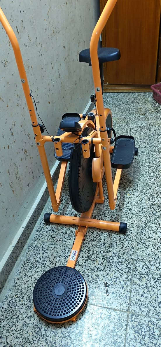 السلام عليكم
جهاز رياضي اوبتكل جديد ما مستخدم ساعات قليله اخو الجديد كلشي ما بيه بس عيب واحد السبرنك مال عداد مشلوع السعر 100 قفل مكاني موصل ايسر ما عندي توصيل 
رقم التواصل ***********
