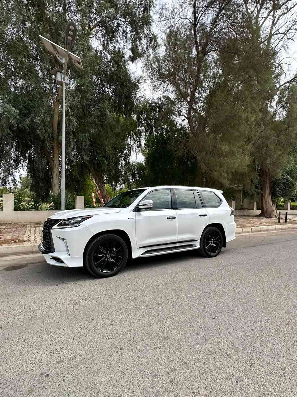 السلام عليكم للبيع لكزز موديل 2020
لكزز فول مواصفات LX 570 
سوبر سبورت 
شركة بريم اصل 
داخل قرميدي 
جكات تصعد تنزل 
جميع الكشنات كهرباء 
كشنات تدفئه تبريد 
رادار 360 درجة 
5 كامرات 
صندوق كهرباء 
سلايت 
ثلاجه 
تحكمات ستيرن 
سايد بريك كهرباء 
3 شاشات 
ستيرن كهرباء 
كشن ذاكرة 
دوسات ليزريه 
تحديد مسار 
ماشية 69 الف حقيقي 
مكينه كير كفاله عامه بحالة الوكاله 
السيارة كفاله عامه ماعده اصبع بي دي ار موضح بالسونار مرفق مع الصور 
تخم تاير تخم دسكات 
باقي المواصفات معروفه مال لكزز 
رقم بغداد بسمي تحويل ثاني 
هزة وسنويه جديده 
مكان السيارة ديالى المقدادية 
السيارة جديده بحالة الوكاله شرط 
ما شاء الله 
***********
