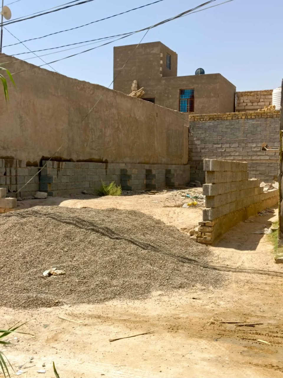 عرصه للبيع مقابل قرية الغدير 
عمود 136 
مساحة العرصه 75 متر 
مدكوكه تجعيب غرفه وحمام وصحيات 
للتواصل ***********
