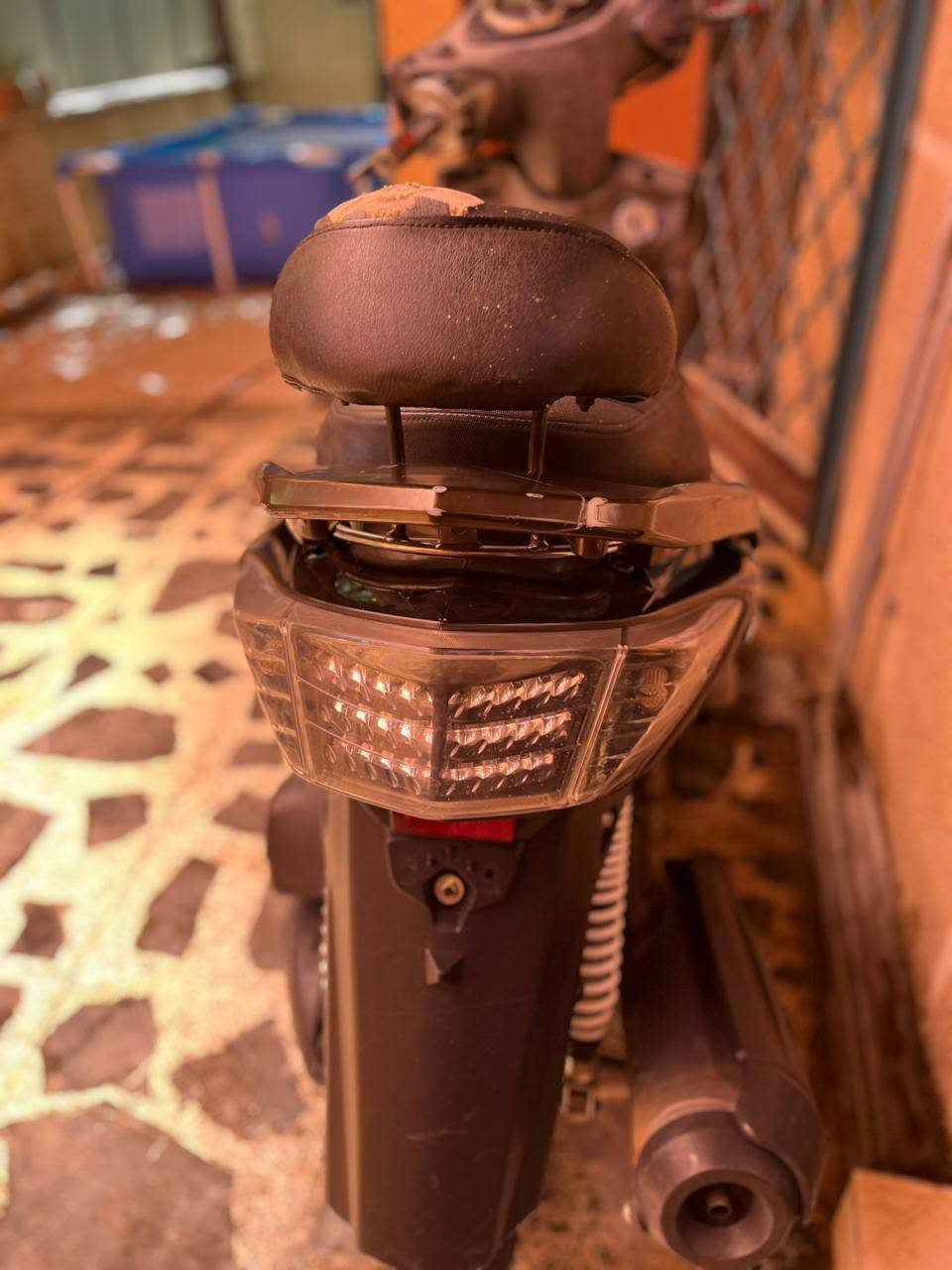 السلام عليكم سكنس فحل نوزل خطين
الدراجة مرتبه ونظيفة
الدراجة بيها تزويد خفيف وحلو  بيها كشن وتجوة محد عنده مثلهن
بيها كلجات رياضي
الدراجة مدارا علا اخر حباية من ناحيت البانزين كله محسن ومن ناحيت الدهن
الدراجة شلعه معدل
مكينه 59ونص
بواحد 75وبيها مجال 
استفسار واتساب ***********

