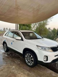 اخواتي سيارة سورنتو موديل ١٥ كفاله عامة السياره جهازة الاتصال على الرق...