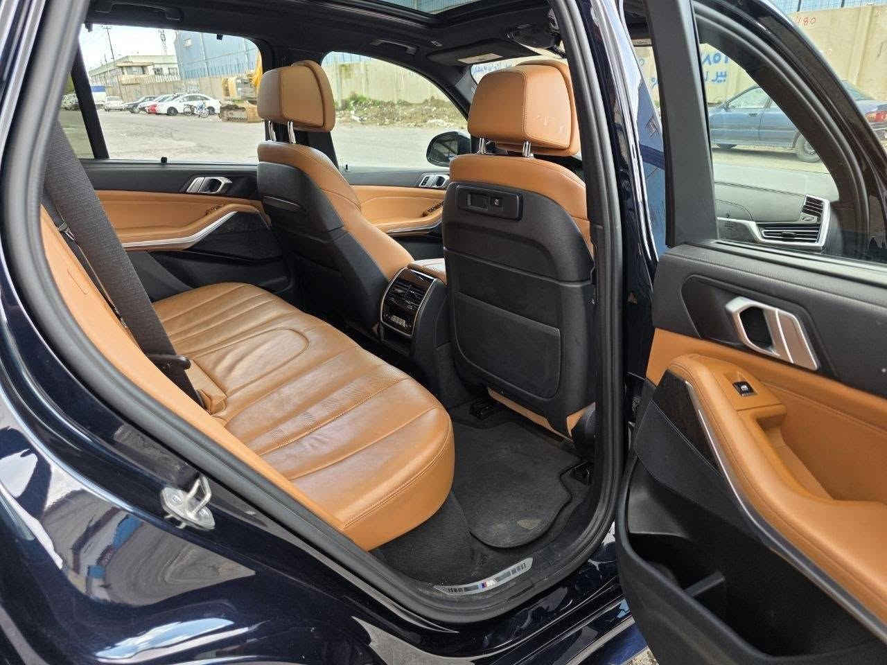 سيارة BMW X5 SDrive40i M Sport للبيع 
 الموديل: 2022
⚙️ المحرك: 6 سلندر خطي توين تيربو TwinPower Turbo
🔧 السعة: 3.0 لتر
💪 القوة: حوالي 335 حصان
🚀 العزم: حوالي 450 نيوتن.م
⚙️ ناقل الحركة: أوتوماتيك Steptronic Sport –8 ٨ سرعات
🛞 الدفع:Sdrive
📍 الممشى. 41000  ميل

⭐ مواصفات

• حزمة M Sport الرياضية
• تصميم خارجي M Aerodynamics
• اطارات M Sport قياس 22 إنش تو سايز
• فرامل M Sport
• نظام تعليق Adaptive M Suspension
• مقود M رياضي متعدد الوظائف
• شعارات M Sport
• فتح وإغلاق كهربائي للشنطة الخلفية
• فتحة سقف بانورامية
• مقاعد جلدية
• مقاعد أمامية كهربائية
• تدفئة المقاعد والمقود
• تحكم أوتوماتيكي بالتبريد 
• عدادات رقمية Live Cockpit Professional
• شاشة وسطية كبيرة مع نظام iDrive 7
‏• Apple CarPlay
• نظام صوتي فاخر
• كاميرا خلفية وحساسات اصطفاف
• أنظمة BMW للمساعدة على القيادة والسلامة ادناه : 
• Blind Spot Detection مراقبة النقطة العمياء 
• Lane Departure Warning مثبت مسار
• Forward Collision Warning مانع تصادم امامي
• نظام مراقبة المشاة في الشارع
• أنظمة الثبات والفرملة الإلكترونية
• تشغيل وإيقاف المحرك أوتوماتيكياً
• داتا شو 
• إضاءة LED
• تشغيل بدون مفتاح Comfort Access
السعر 38000 
رقم صاحب السيارة : ***********
واتساب
