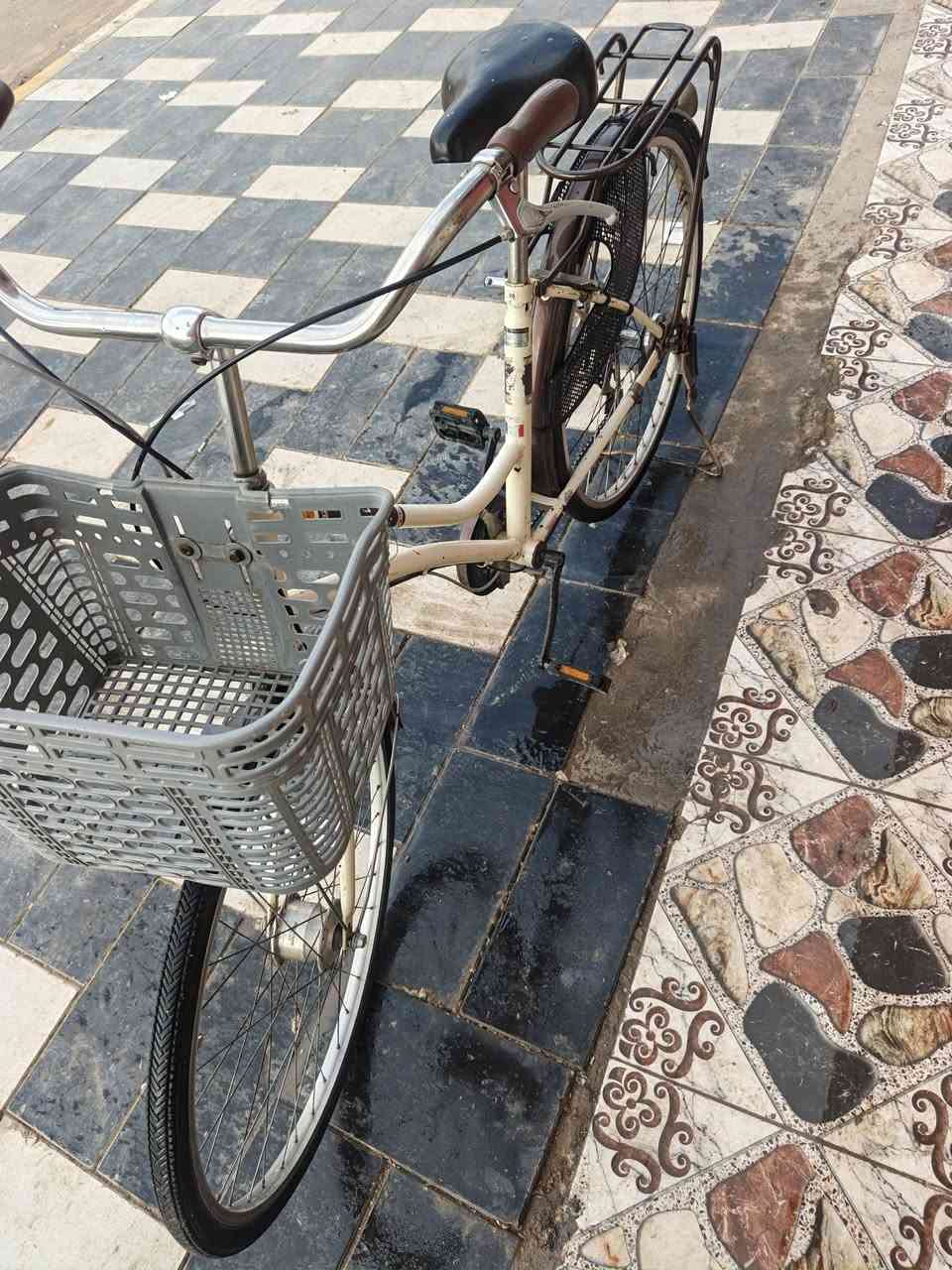 سلام عليكم بايسكل للبيع جديد تايرات وجوابه شادهن جدد حجم ٢٦ سعر ٧٠ وبي مجال 
***********

